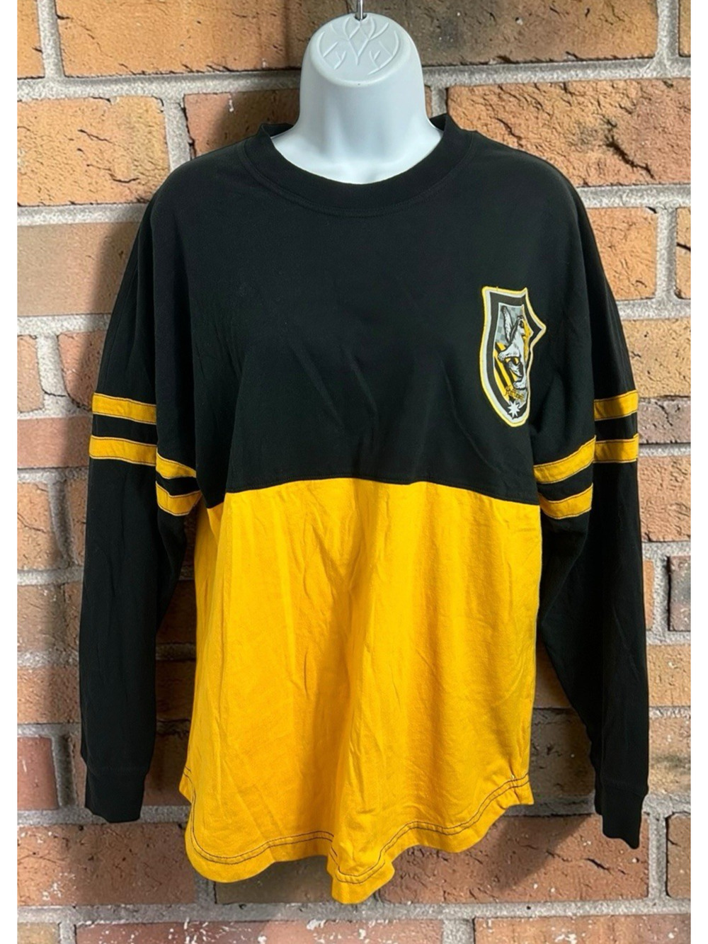 Harry Potter Hufflepuff Long-Sleeve Shirt Sz M Universal Studios Wingback Tee